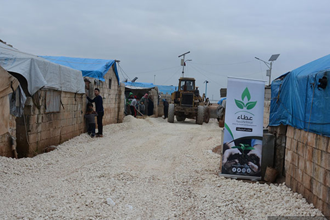 “عطاء” تُعبّد طريقًا يخدّم 50 مخيمًا في قاح