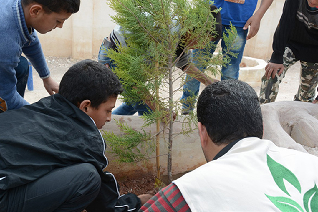 “عطاء” تُدرّب سكان المخيمات على الزراعة في ريف إدلب