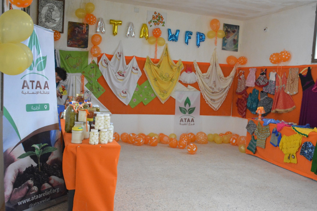 بمناسبة يوم المرأة الريفية معرض لمنتجات منزلية في مخيمات الشمال السوري