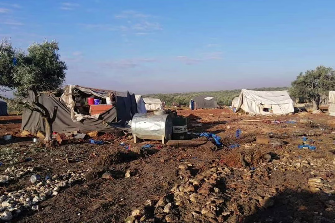 استهداف مخيم المدجنة شرق مدينة الأتارب